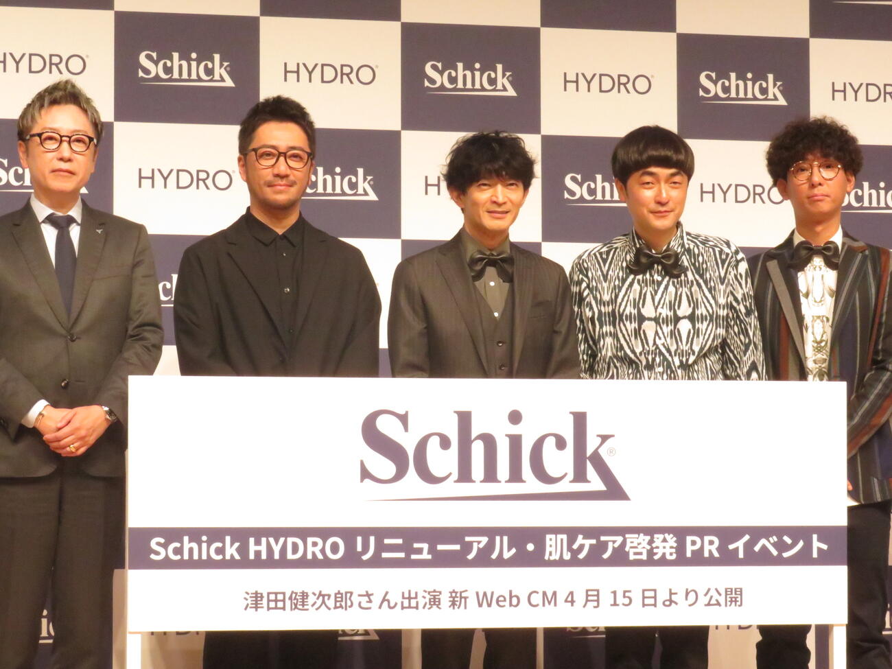 シック・ジャパンのイベントに出演した、右からたくろうのきむらバンド、赤木裕、津田健次郎、ヘア＆メークアップアーティストのKUBOKI、シック・ジャパンの後藤社長