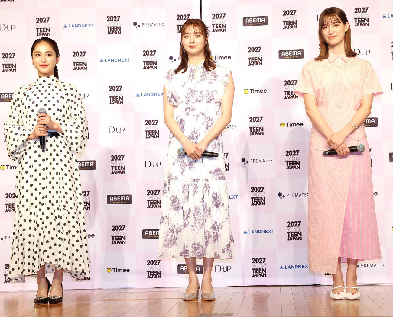 MISS TEEN JAPANの開催発表会に登壇し笑顔を見せる、左から平祐奈、新川優愛、トラウデン直美（撮影・水谷安孝）＝2026年4月15日