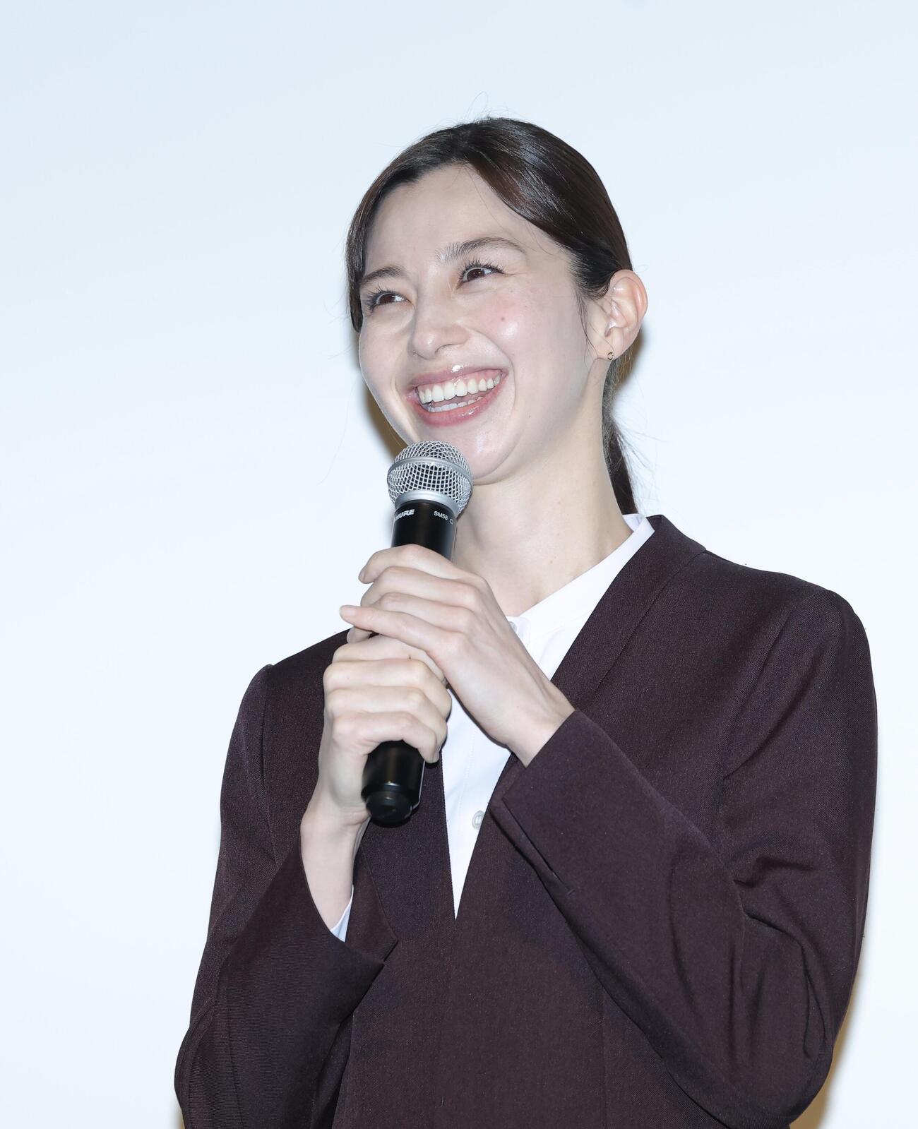 あいさつする中条あやみ（撮影・河田真司）