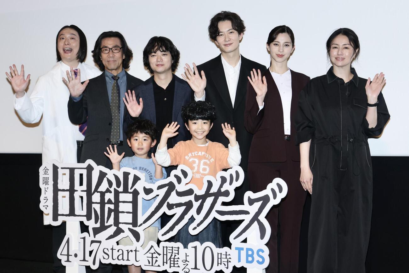 写真に納まる岡田将生（後列中央右）と染谷将太（同左）ら出演陣。前列左から金子拓真、野田悠月、後列左からJP、岸谷五郎、2人おいて中条あみ、井川遥（撮影・河田真司）