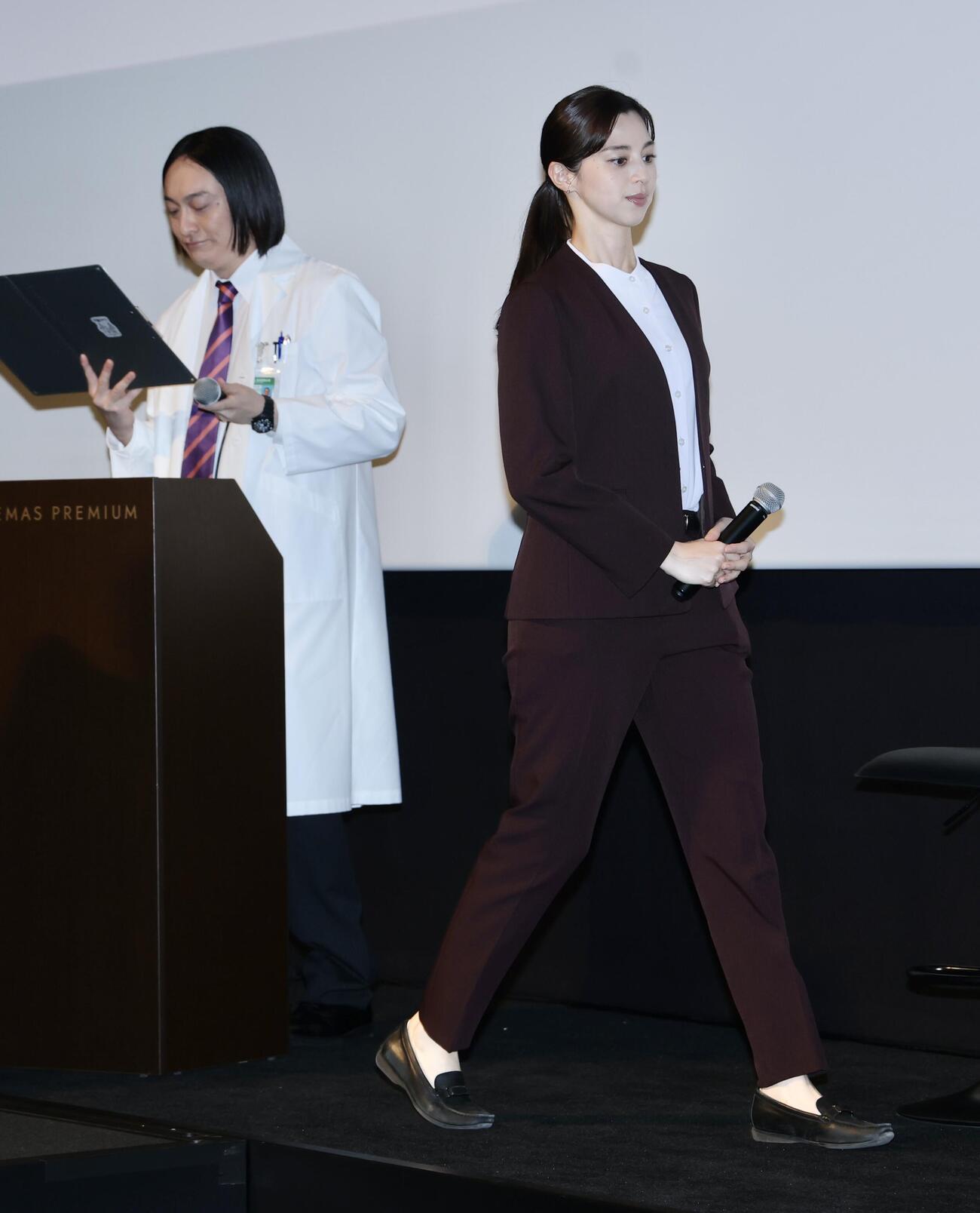 登壇する中条あやみ（右）。左はJP（撮影・河田真司）