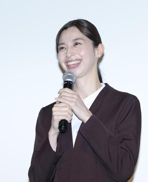 中条あやみがホテル宿泊時に持って行くもの「そのほうが安心して寝られる」“事情聴取”で答える