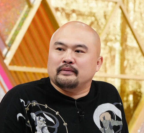 吉本人気芸人が衝撃全裸！“和彫りの刺青”入りの背中を公開