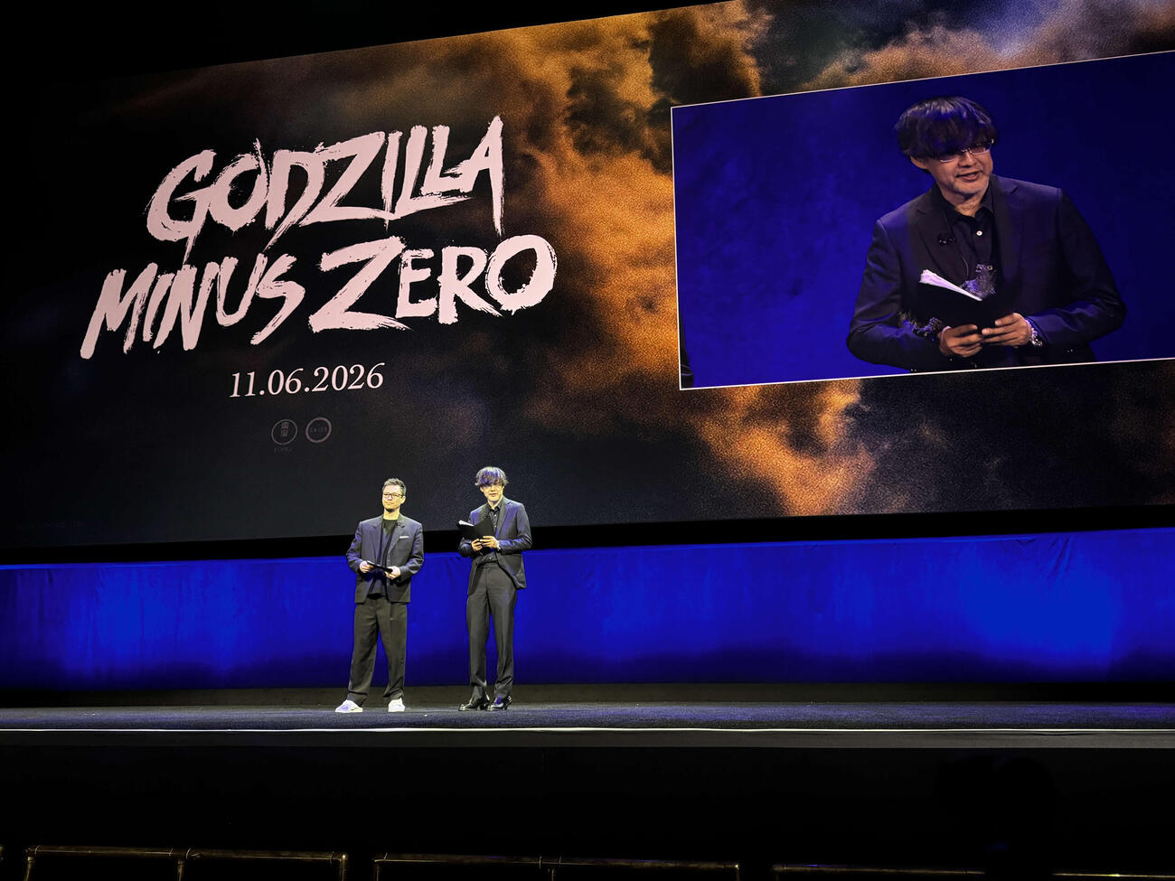 「CinemaCon2026」のプレゼンテーションで「ゴジラ－0.0」について語る山崎貴監督（右）（C）2026 TOHO