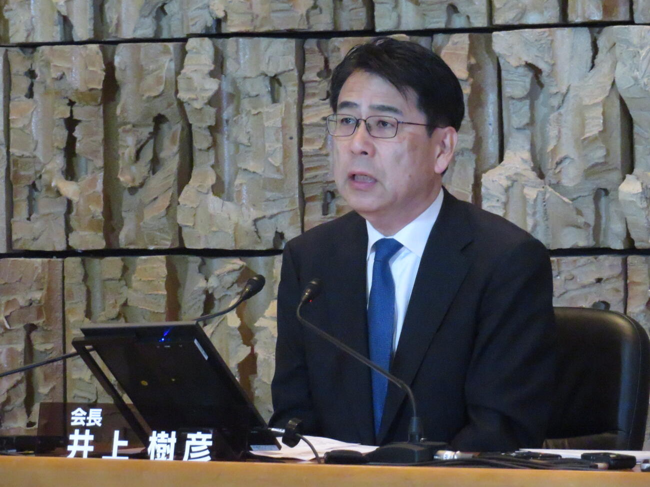 定例会見に臨んだNHKの井上樹彦会長