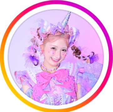 しなこ「モナキさんの新メンバーになりました」キリリ男装姿に「天才ビジュ」「イケメン過ぎ」