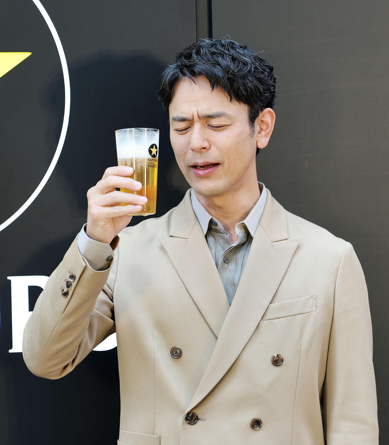 一口目を堪能する妻夫木聡（撮影・鈴木正人）　