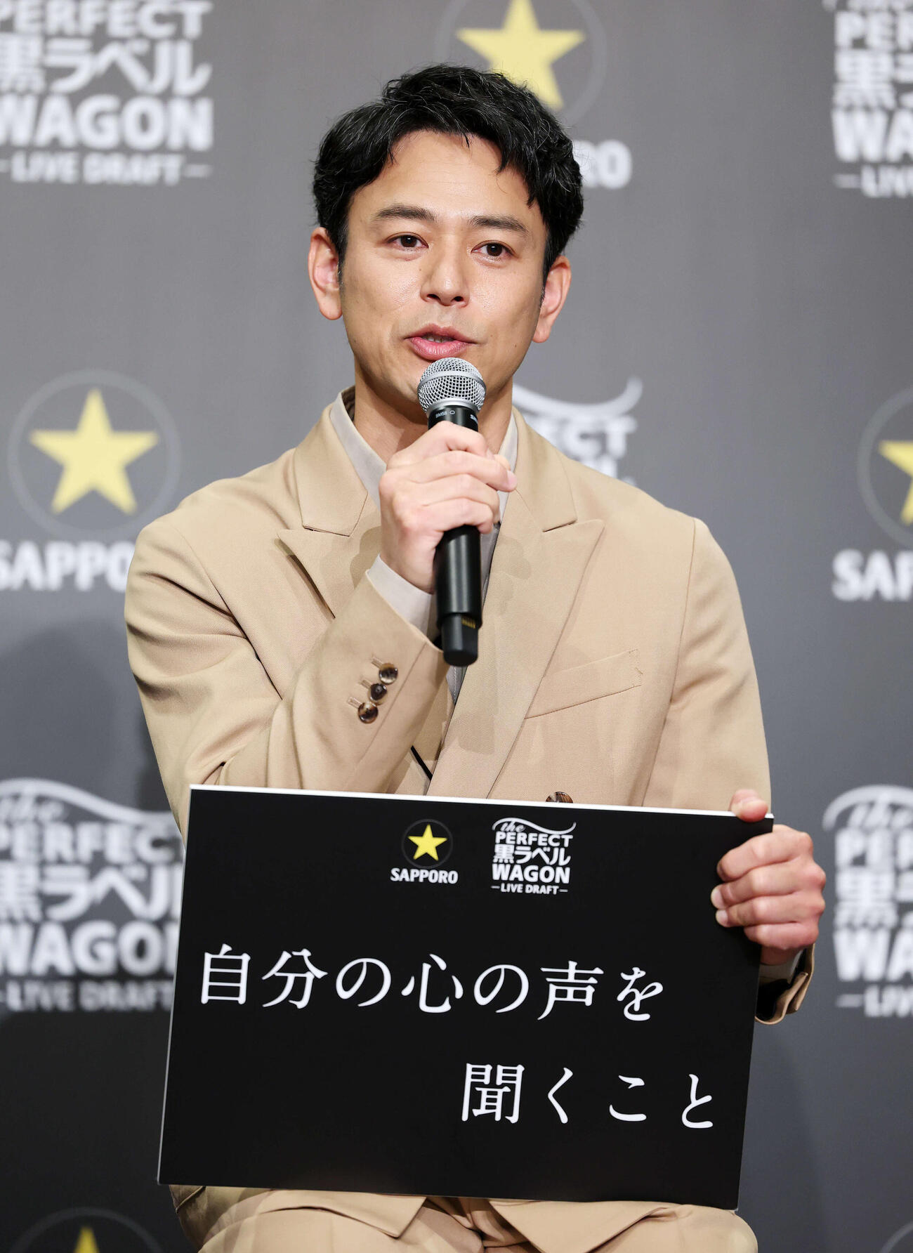 新社会人に向け「自分の心の声を聞くこと」と書いた妻夫木聡（撮影・鈴木正人）　