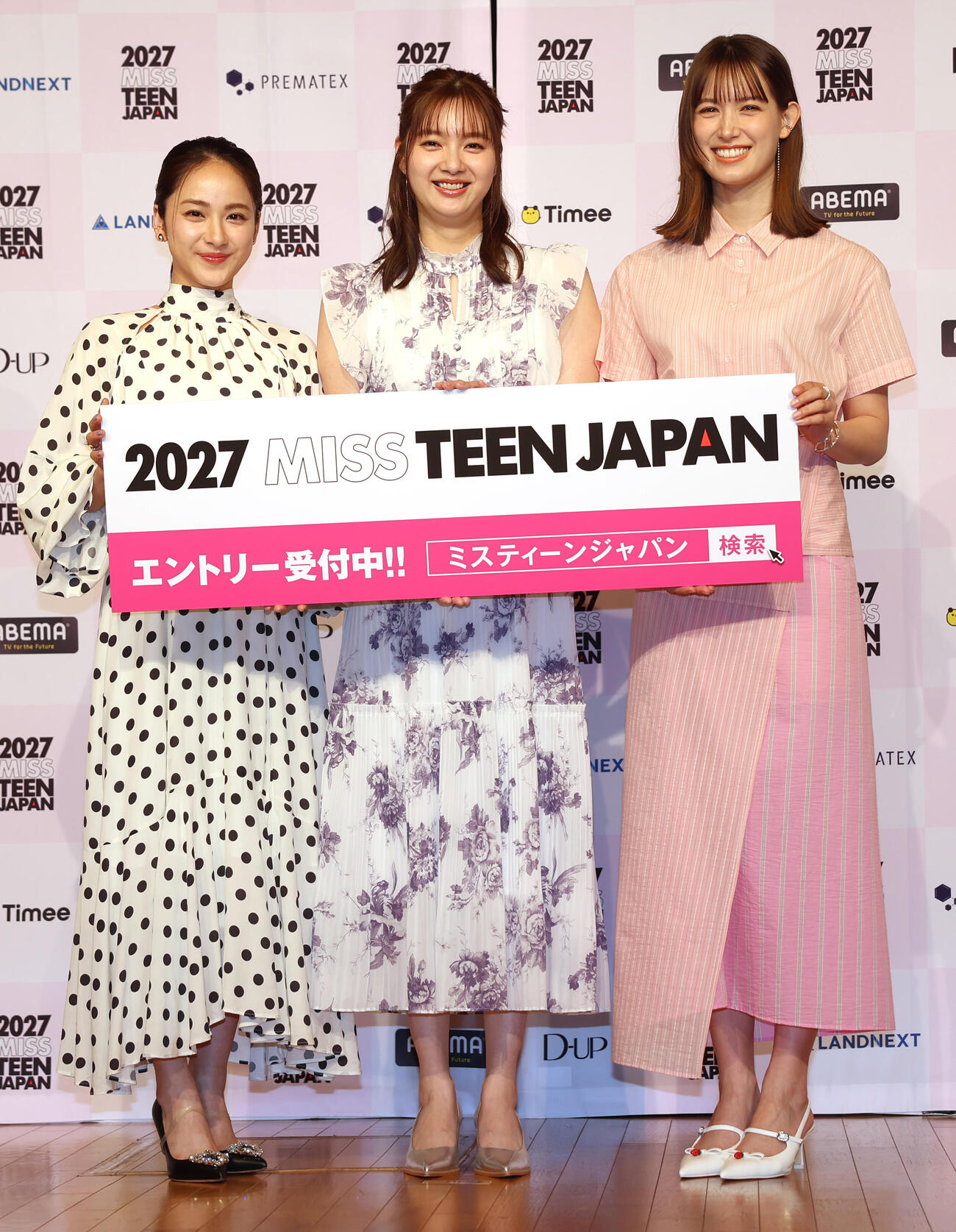 MISS TEEN JAPANの開催発表会に登壇し笑顔を見せる、左から平祐奈、新川優愛、トラウデン直美（撮影・水谷安孝）