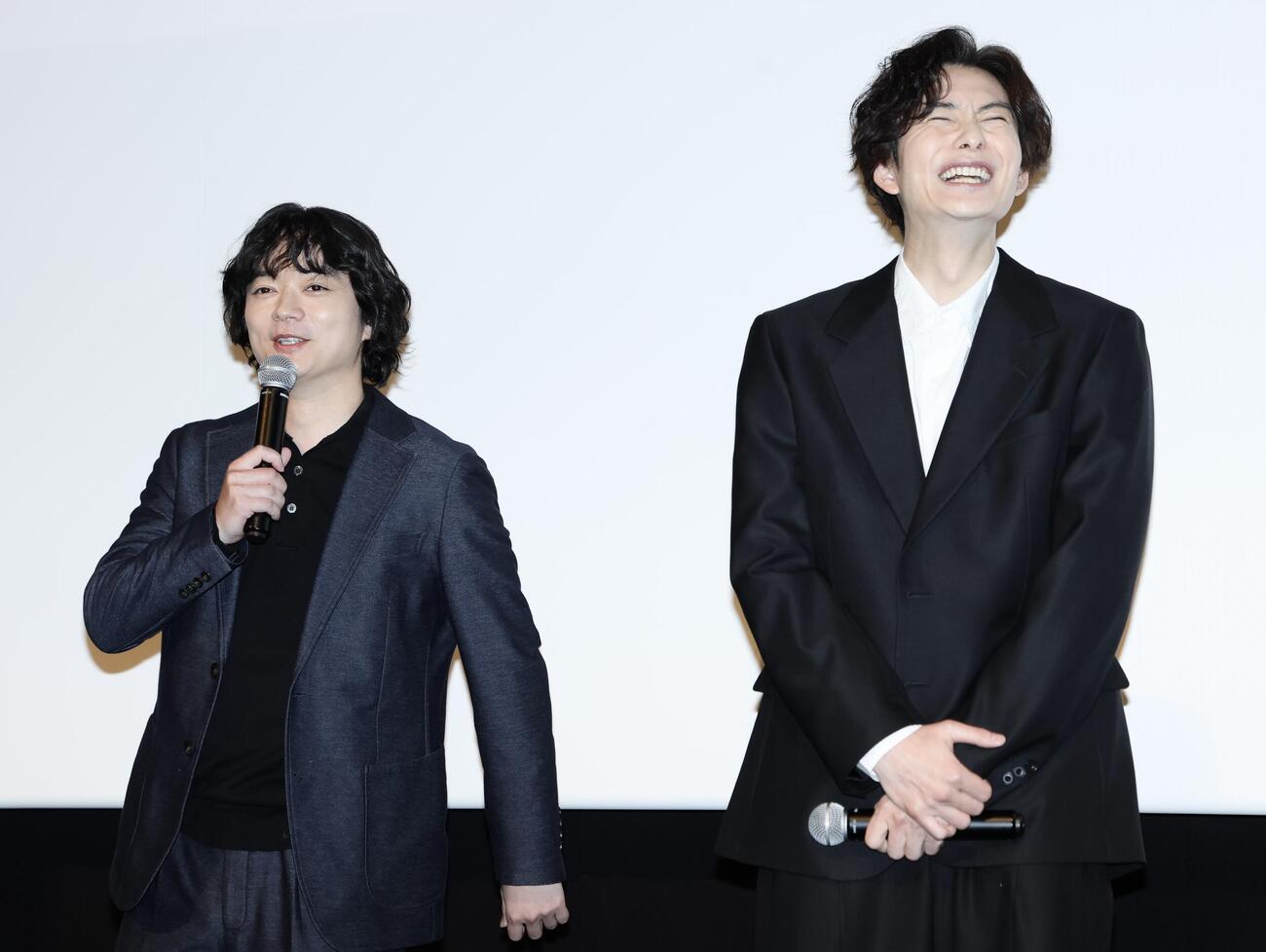 ステージであいさつする染谷将太（左）と岡田将生（撮影・河田真司）
