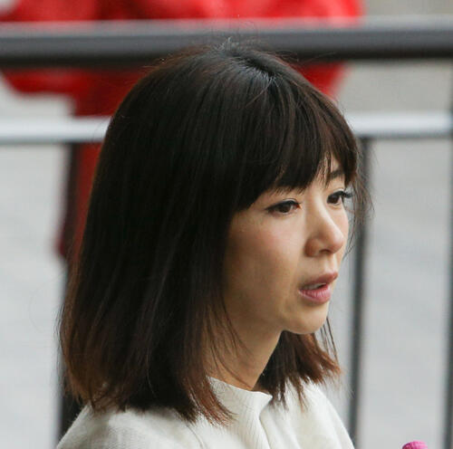 49歳ほしのあき、今も変わらぬ抜群スタイル披露　美脚際立つミニスカ姿に「かわいい！」