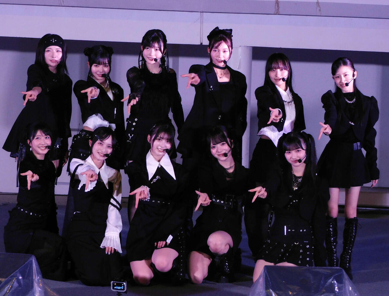 8thデジタルシングル「7秒のレジスタンス」リリースイベントを行ったWHITE SCORPION、前列左からAOI、ALLY、HANNA、ACE、CHOCO、後列左からNAVI、NATSU、MOMO、NICO、ACO、COCO（撮影・寺本吏輝）