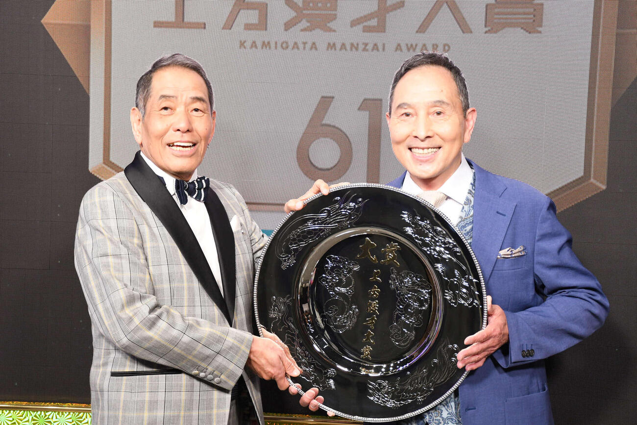 上方漫才大賞を受賞した、ザ・ぼんちのぼんちおさむ（左）と里見まさと（撮影・阪口孝志）
