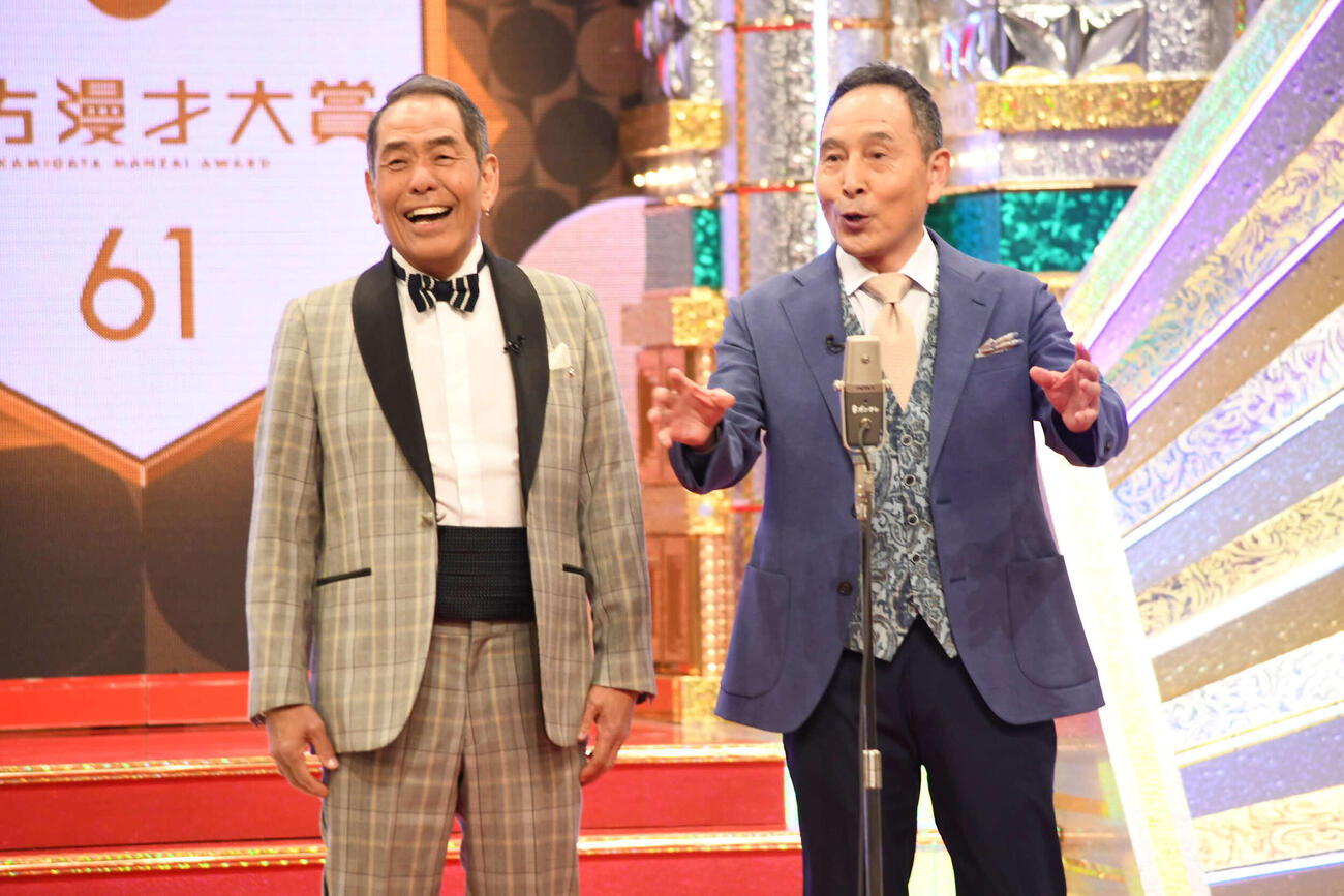 上方漫才大賞を受賞した、ザ・ぼんちのぼんちおさむ（左）と里見まさと（撮影・阪口孝志）