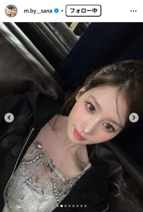 TWICEサナ「え、やばやばやば」白シャツから細くびれあらわ＆鎖骨