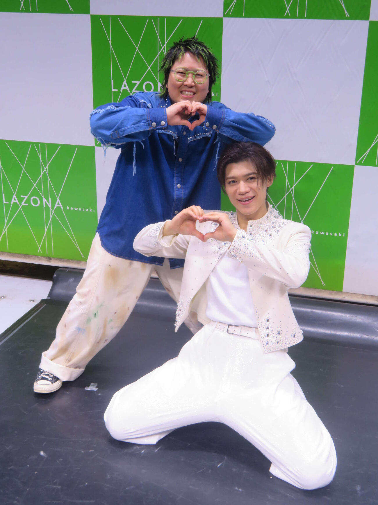 1st EP「New Beginning」発売記念イベントを行った新浜レオンとスペシャルゲストこっちのけんと（撮影・川田和博）