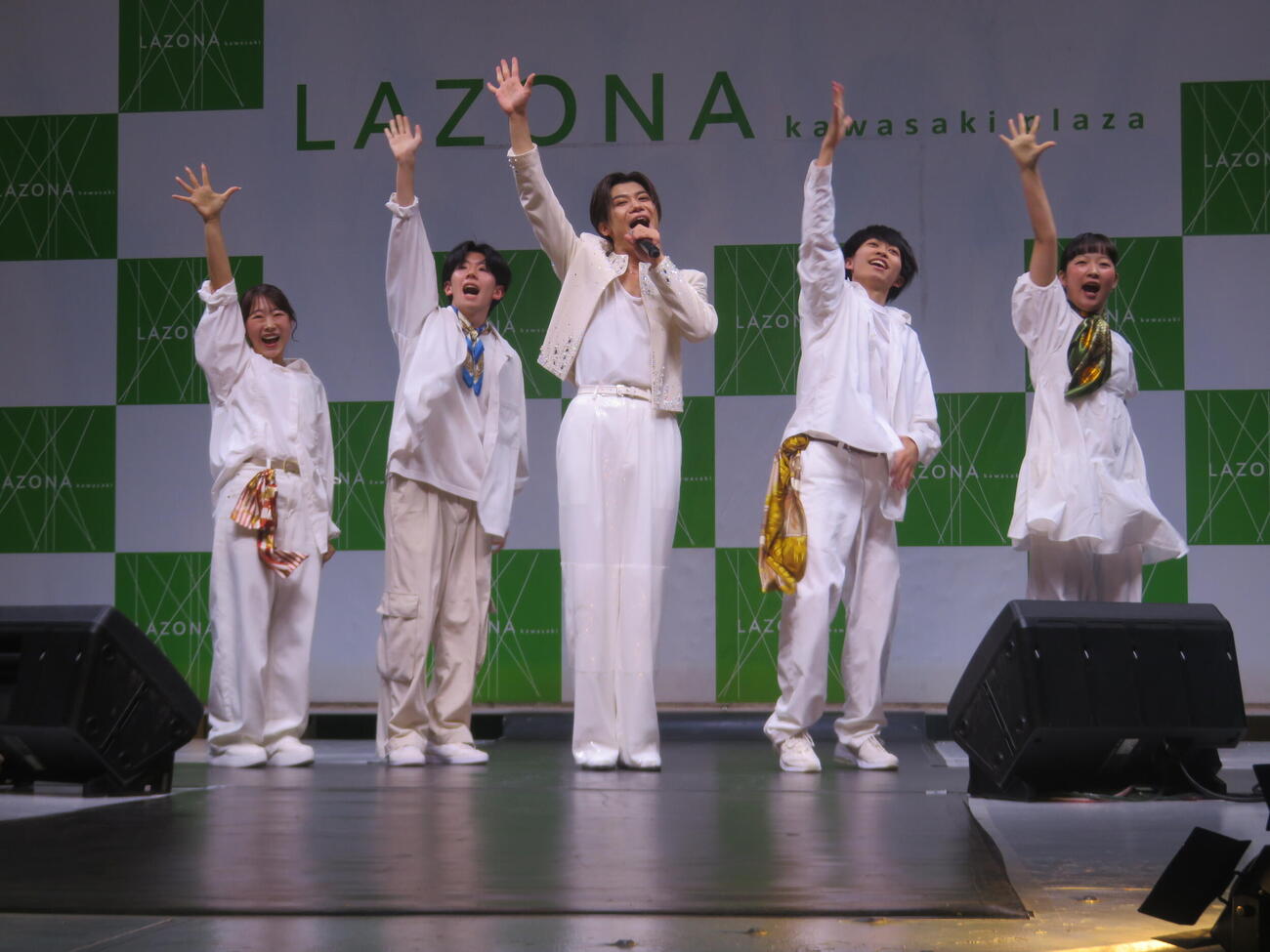 1st EP「New Beginning」発売記念イベントを行った新浜レオン（中央）（撮影・川田和博）