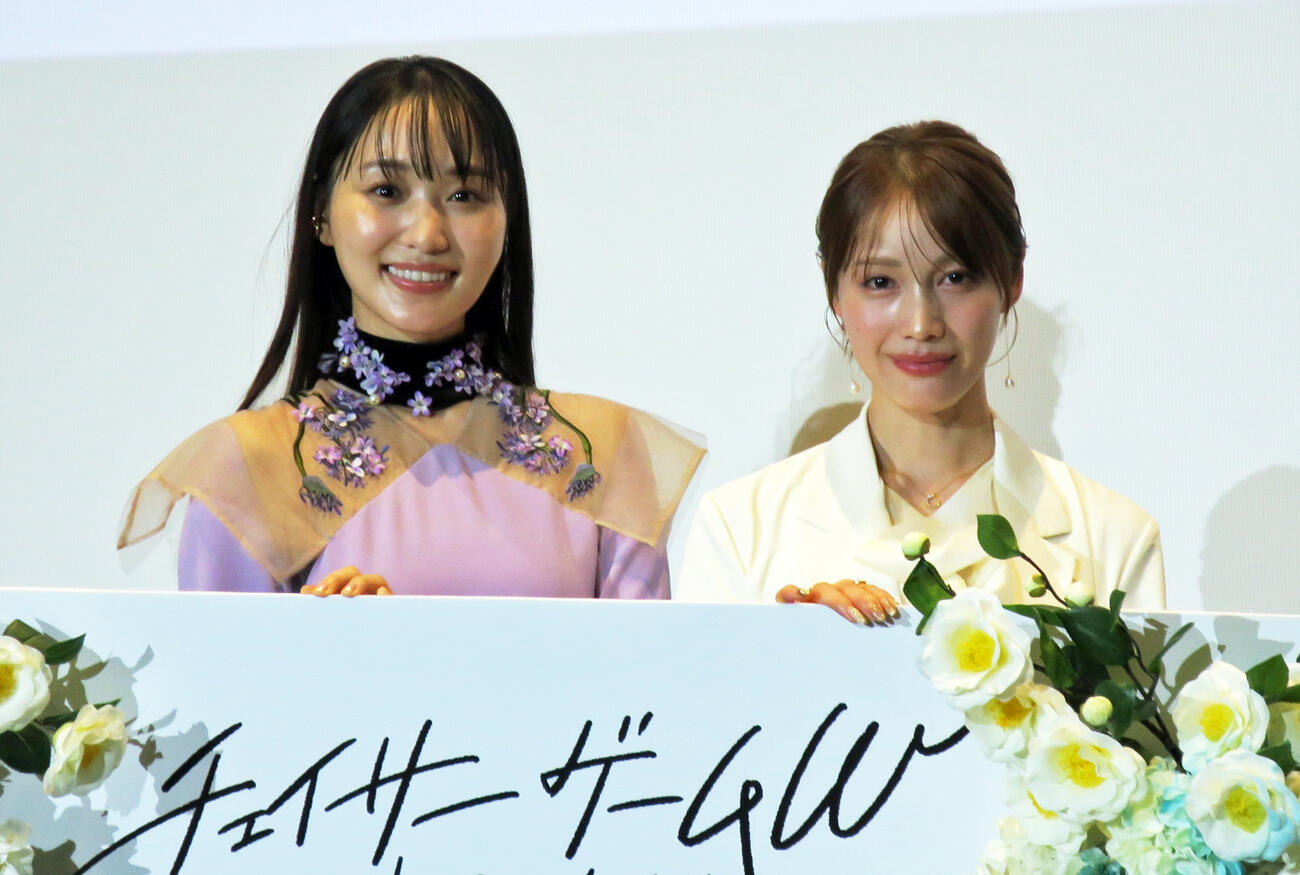 映画「チェイサーゲームW　水魚の交わり」完成披露イベントで。左から、菅井友香、中村ゆりか