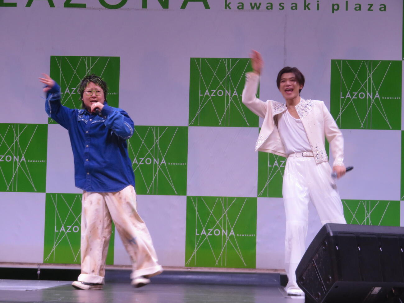 「はいよろこんで」を披露する新浜レオン（右）とこっちのけんと（撮影・川田和博）