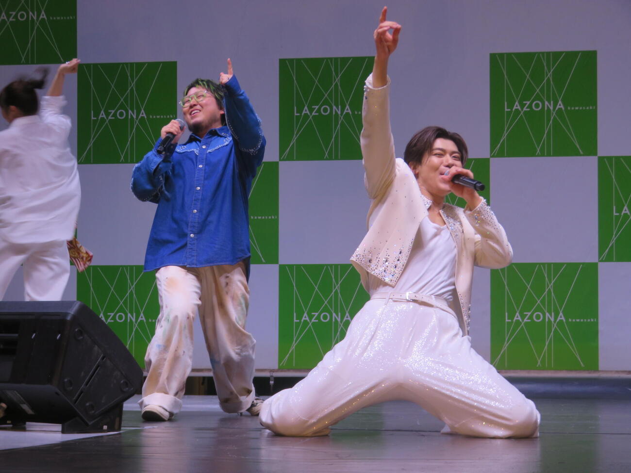 「LOVEしない？」を披露する新浜レオン（右）とこっちのけんと（撮影・川田和博）
