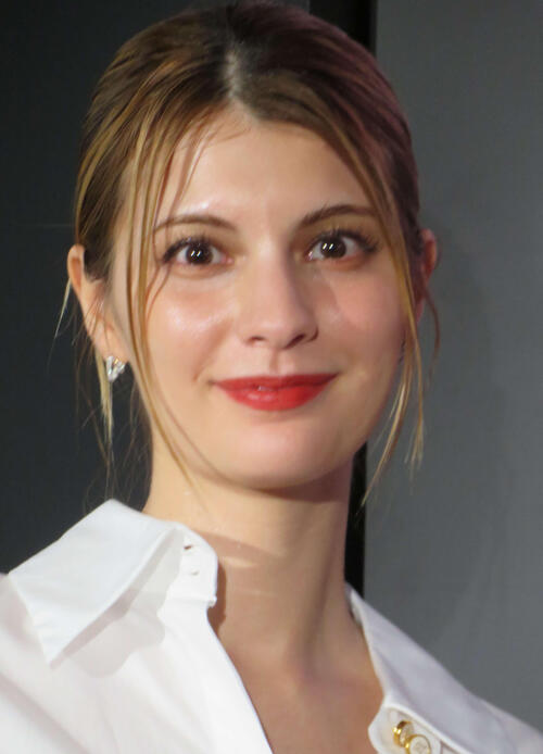 マギー「なんでも着こなしちゃうのスゲェ」バスケ黄色ユニからスラリ細腕「かっこいい」自撮り