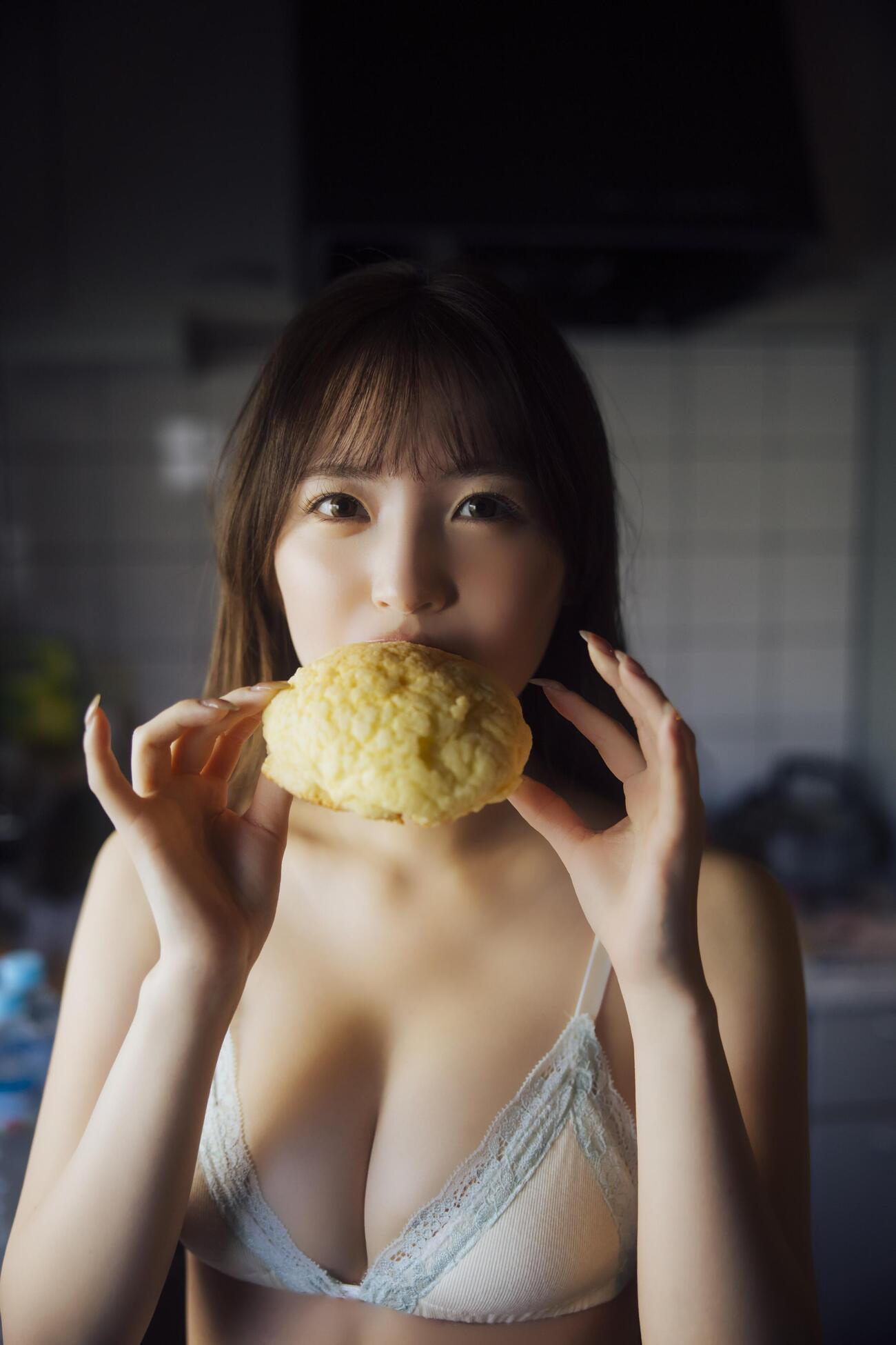 「DOLCE Vol.21」のグラビアに登場している由良ゆら　撮影／横山マサト（C）白夜書房