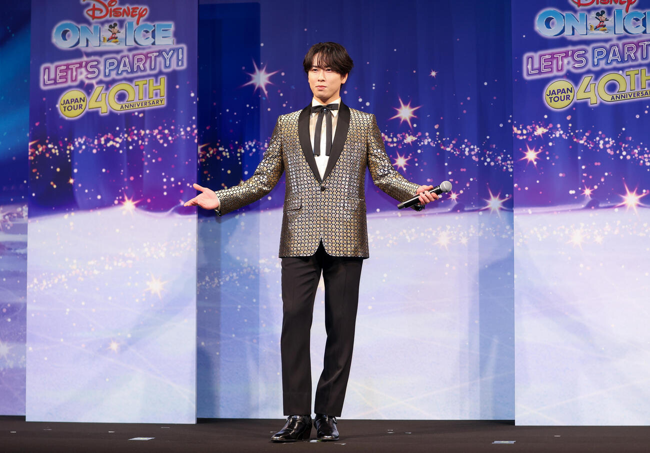 記者発表会に登壇しポーズをとる宮舘涼太（撮影・増田悦実）