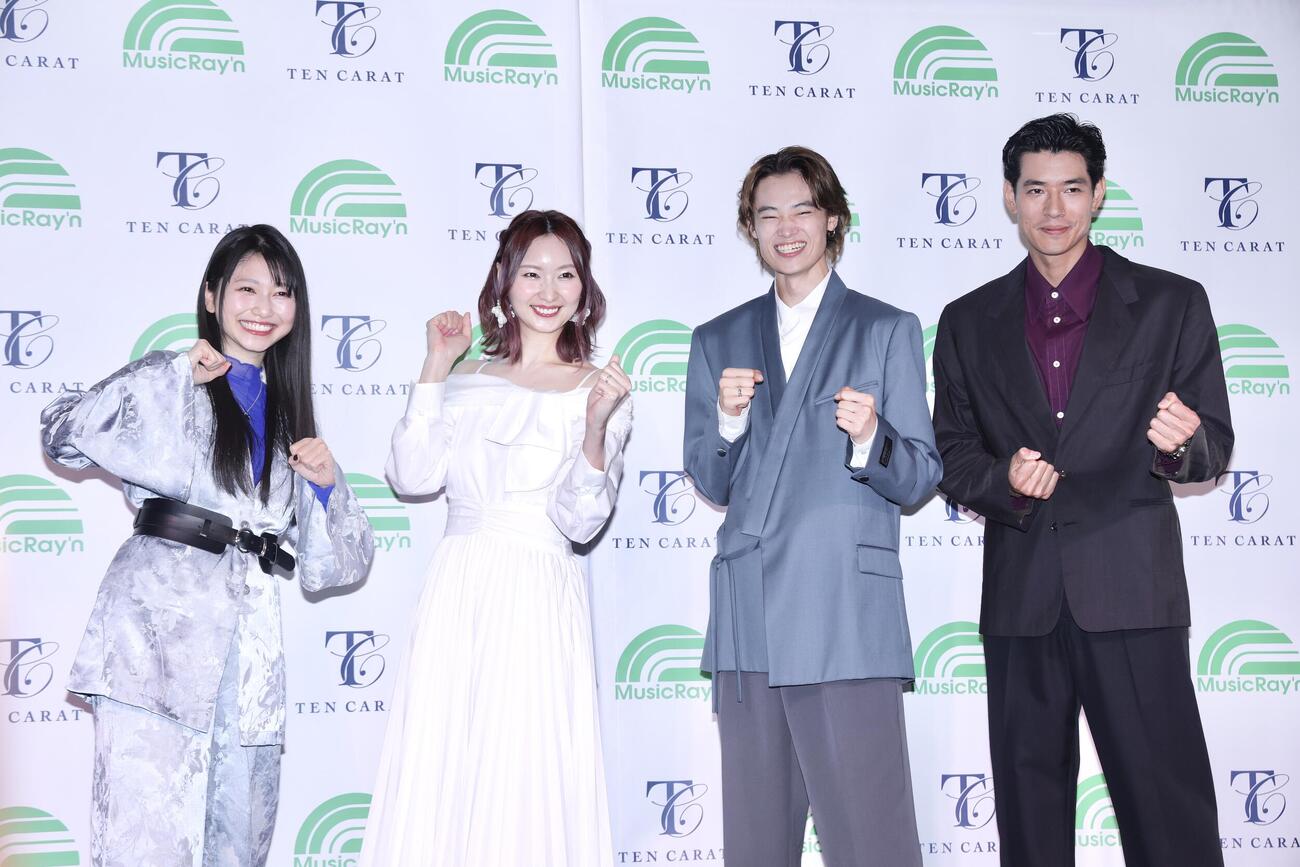 笑顔で写真に納まる雨宮天、戸松遥、窪塚愛流、中島歩（撮影・河田真司）