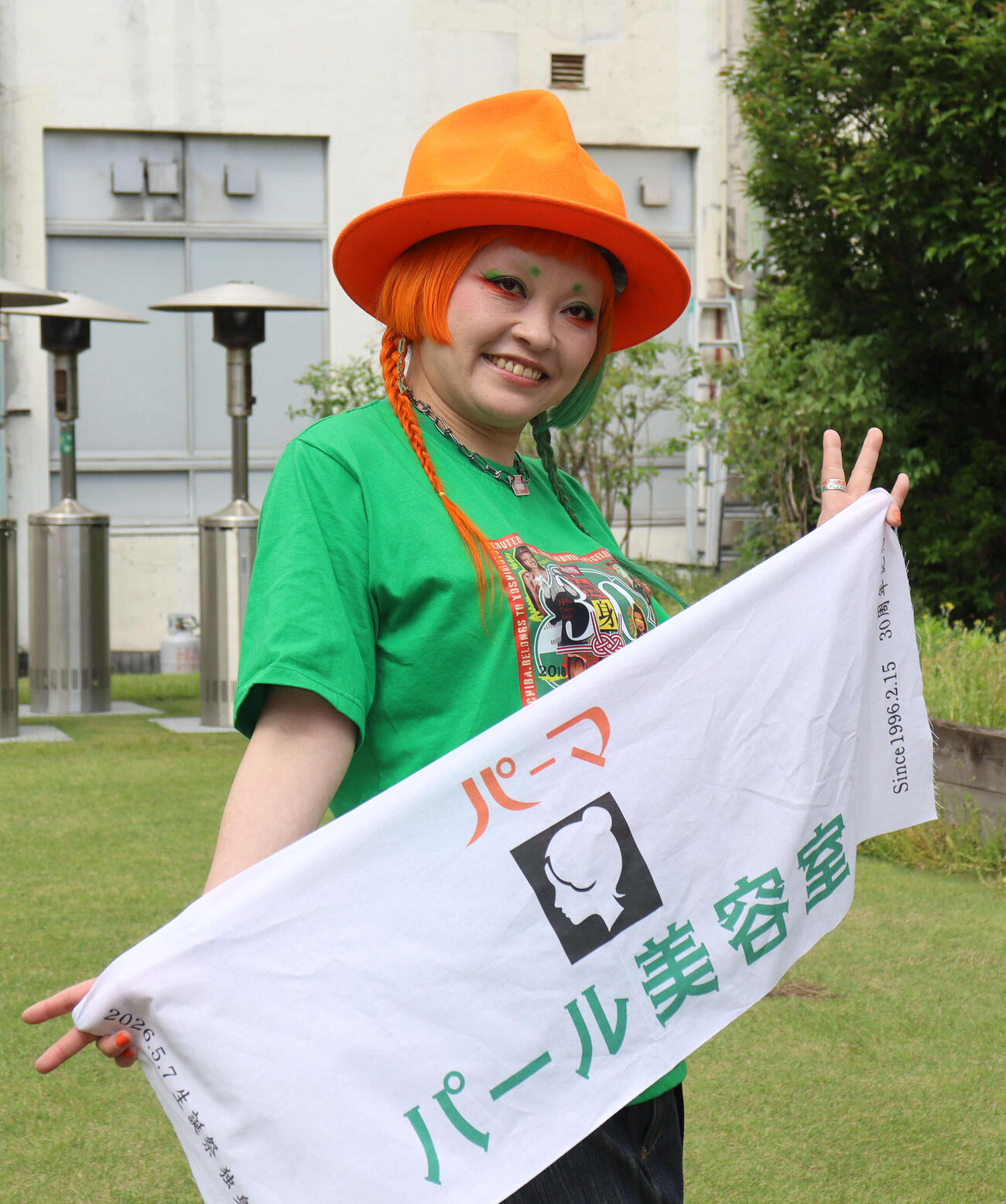 「まちゃまちゃ30年祭＆生誕祭『独身披露宴』」のグッズを手にするまちゃまちゃ