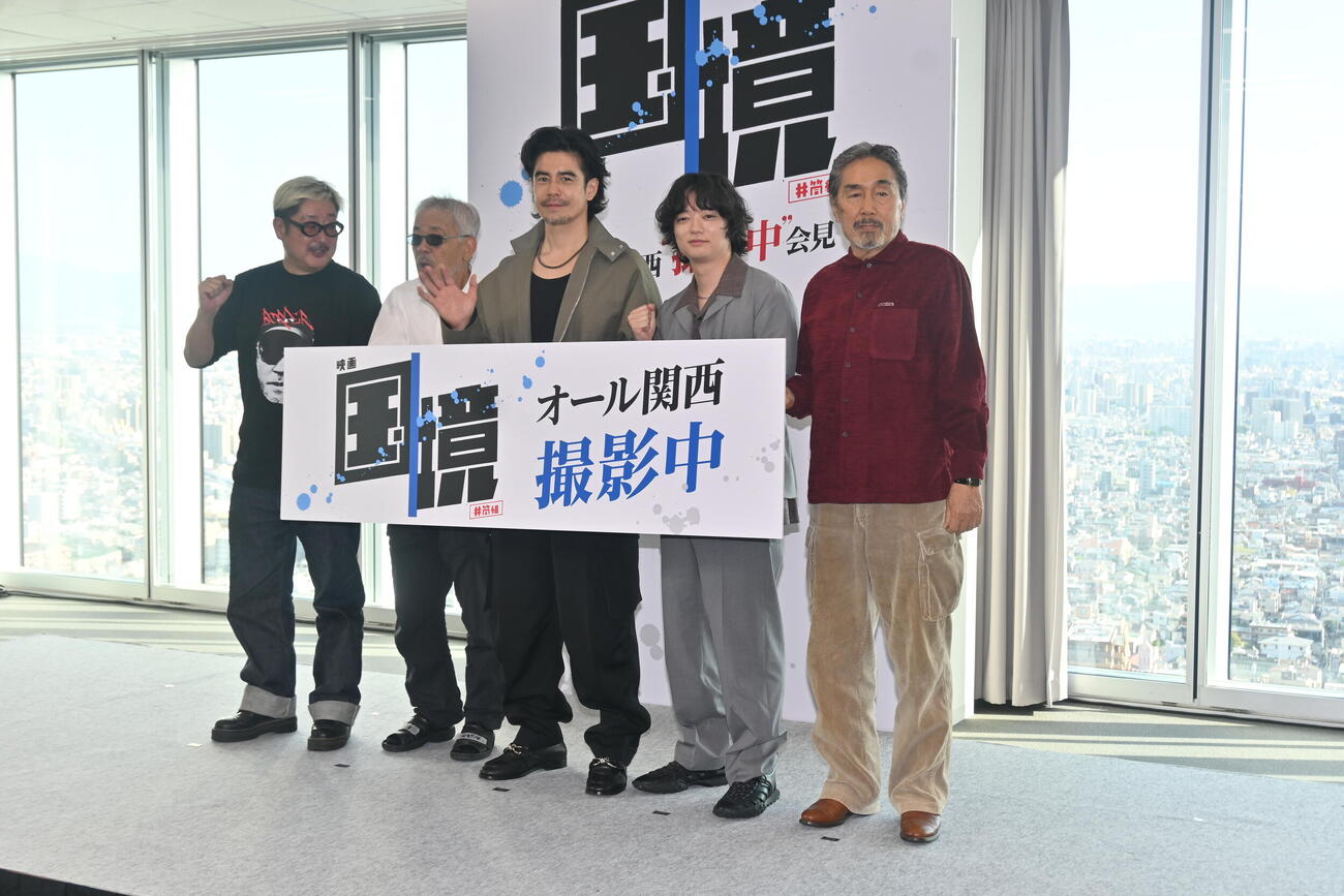 あべのハルカスで会見した左から紀伊宗之プロデュサー、井筒和幸監督、伊藤英明、染谷将太、黒川博行氏（撮影・松浦隆司）