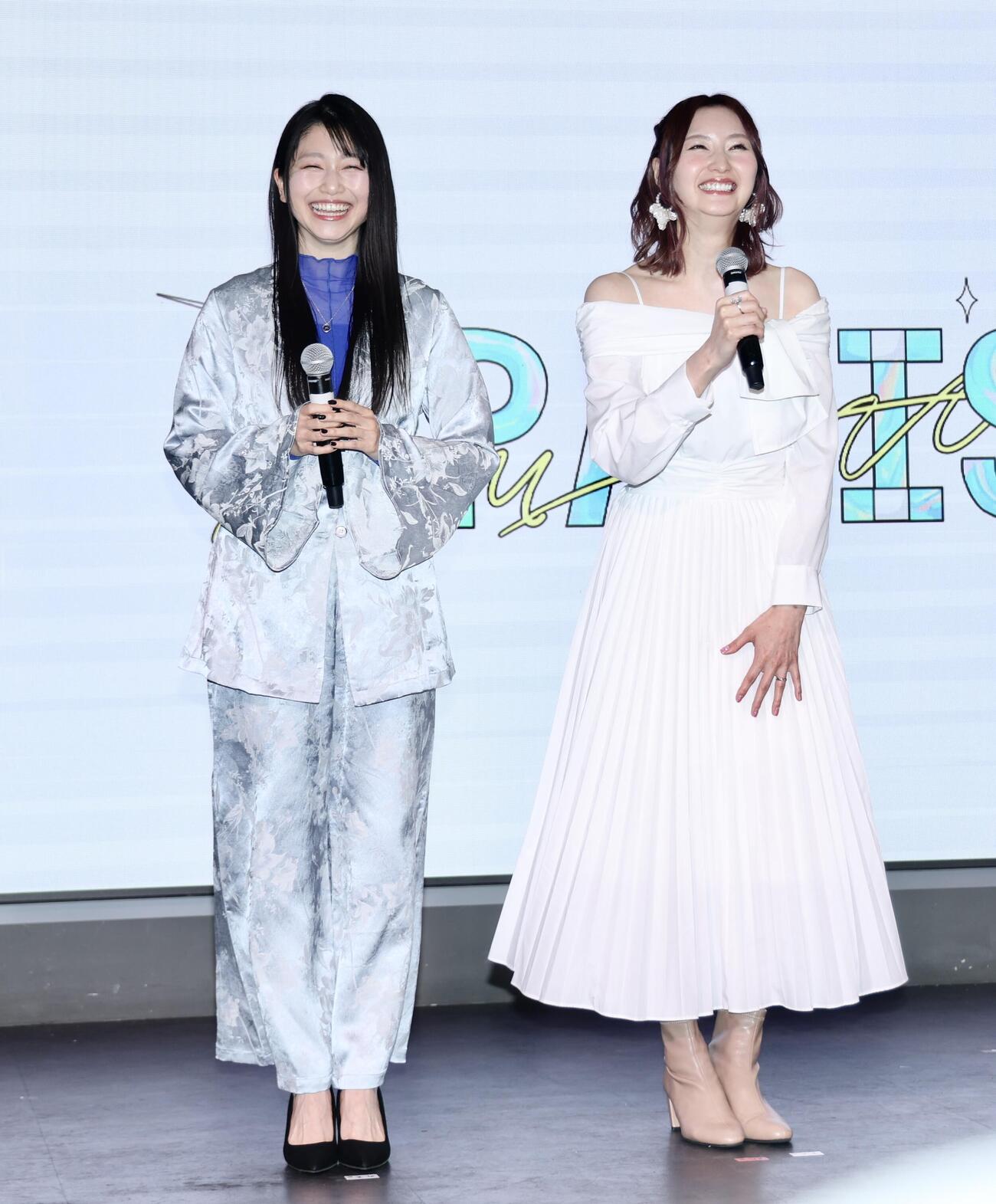 笑顔を見せる雨宮天（左）と戸松遥（撮影・河田真司）