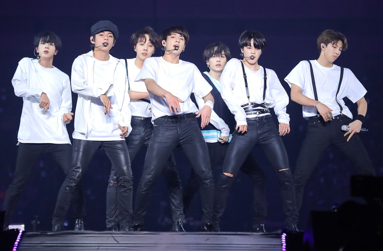BTSの左からジン、V、Jホープ、ジュングク、シュガ、ジミン、RM（2018年4月撮影）
