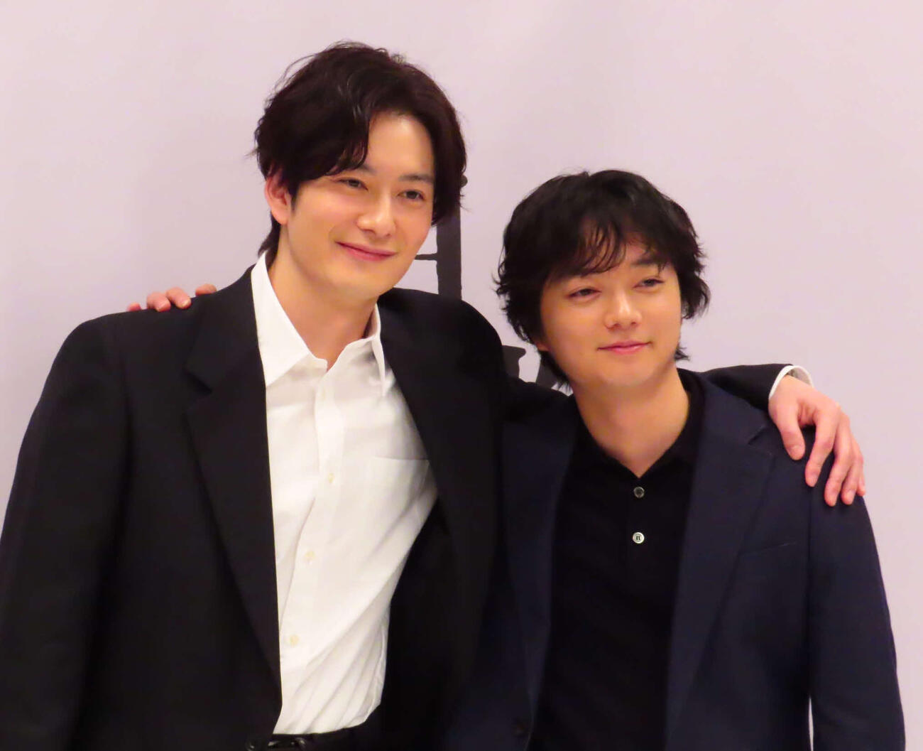 岡田将生（左）と染谷将太（26年1月）