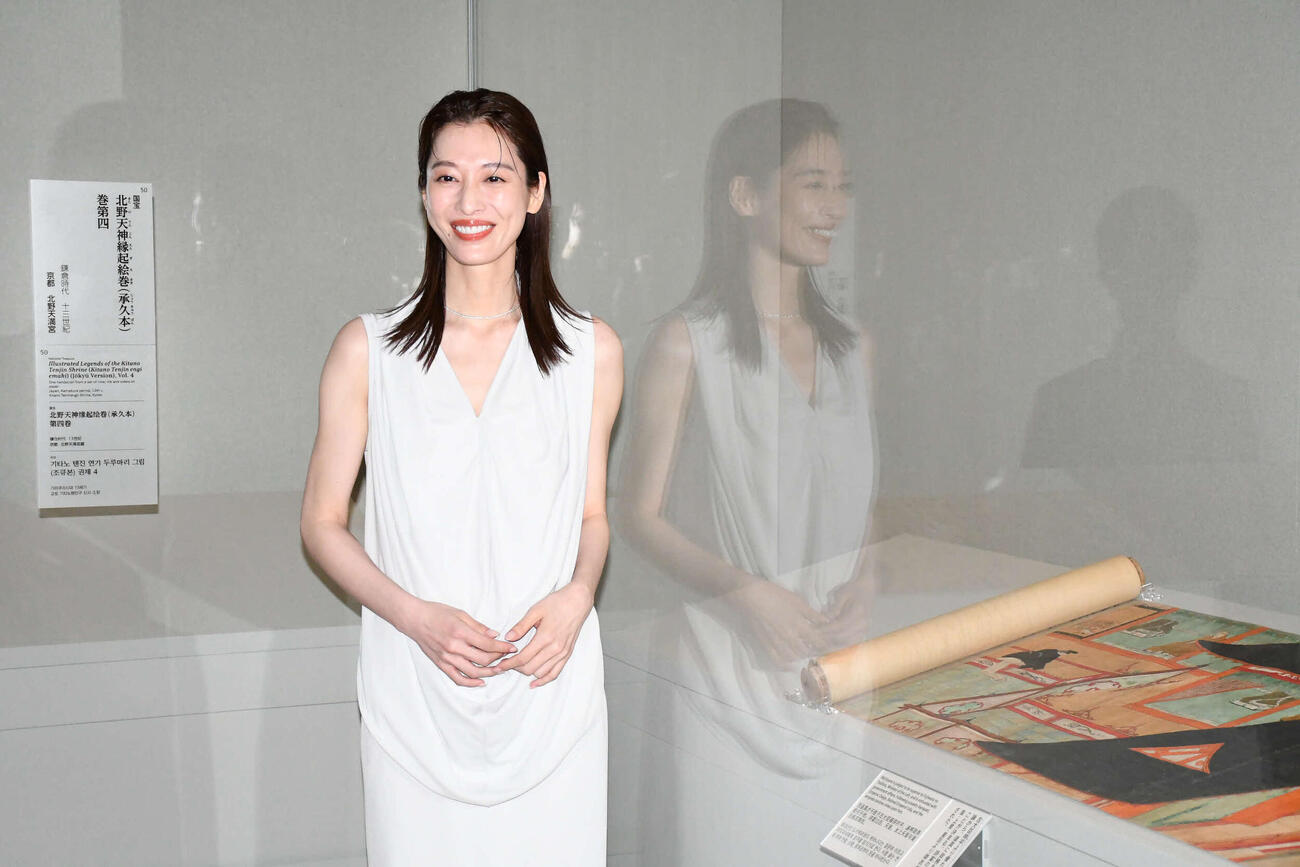 京都国立博物館特別展「北野天神」で国宝「北野天神縁起絵巻（承久本）」を見つめる月城かなと（撮影・阪口孝志）