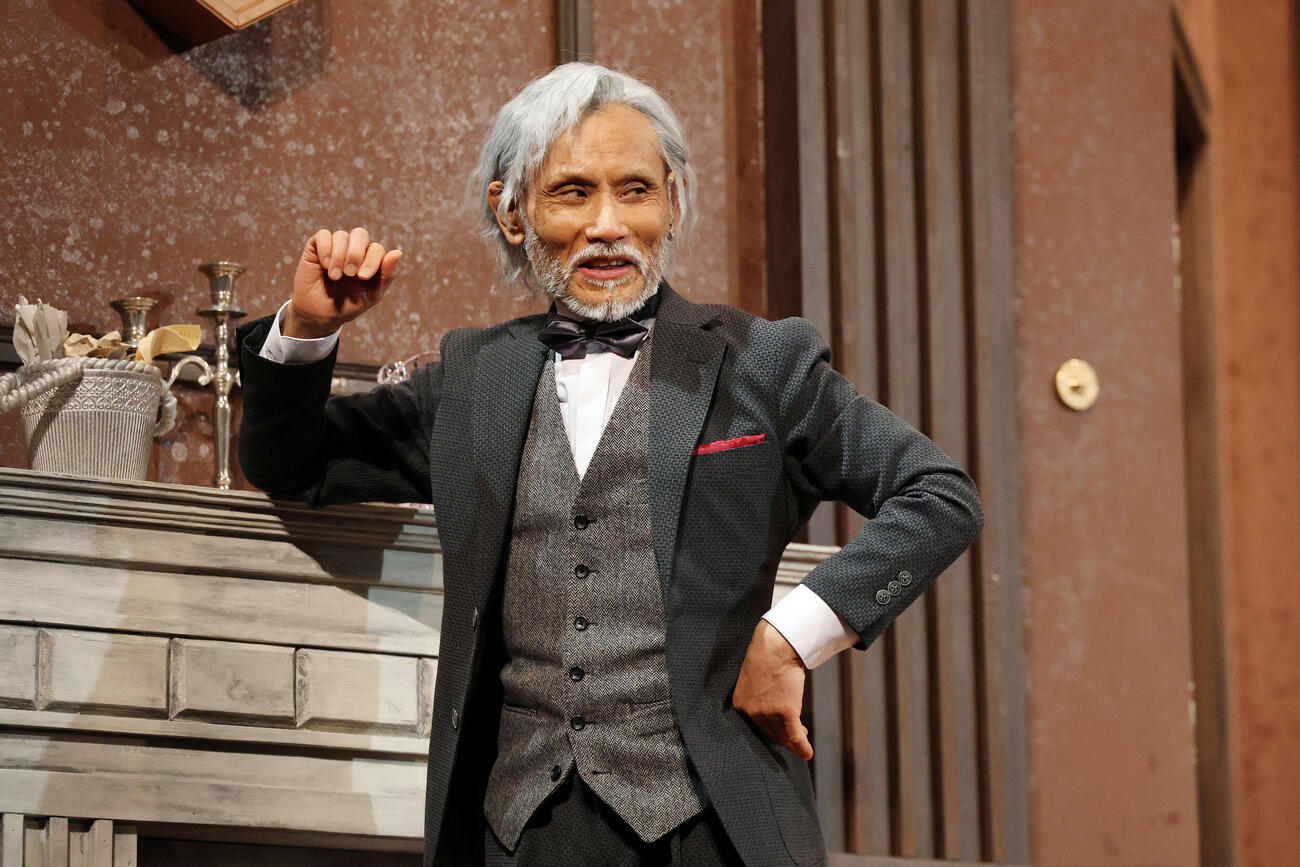 舞台「ブラック・コーヒー」ゲネプロで熱演する片岡鶴太郎（撮影・宮地輝）