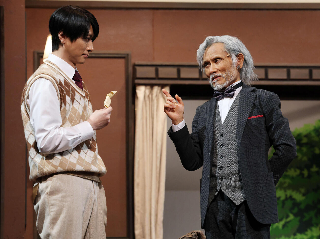 舞台「ブラック・コーヒー」ゲネプロで熱演する鈴木拡樹（左）と片岡鶴太郎（撮影・宮地輝）