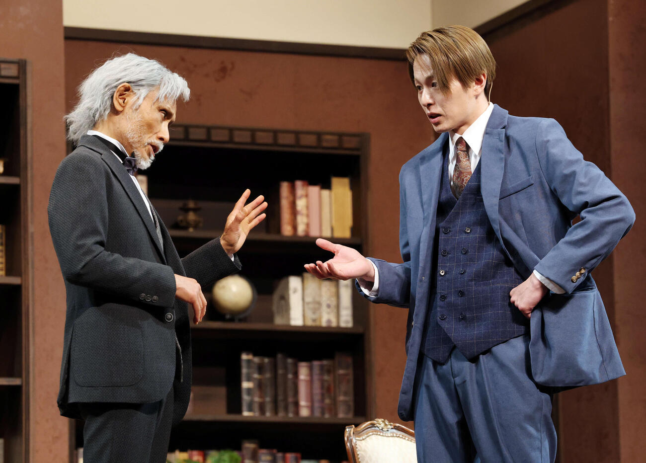 舞台「ブラック・コーヒー」ゲネプロで熱演する片岡鶴太郎（左）と新木宏典（撮影・宮地輝）