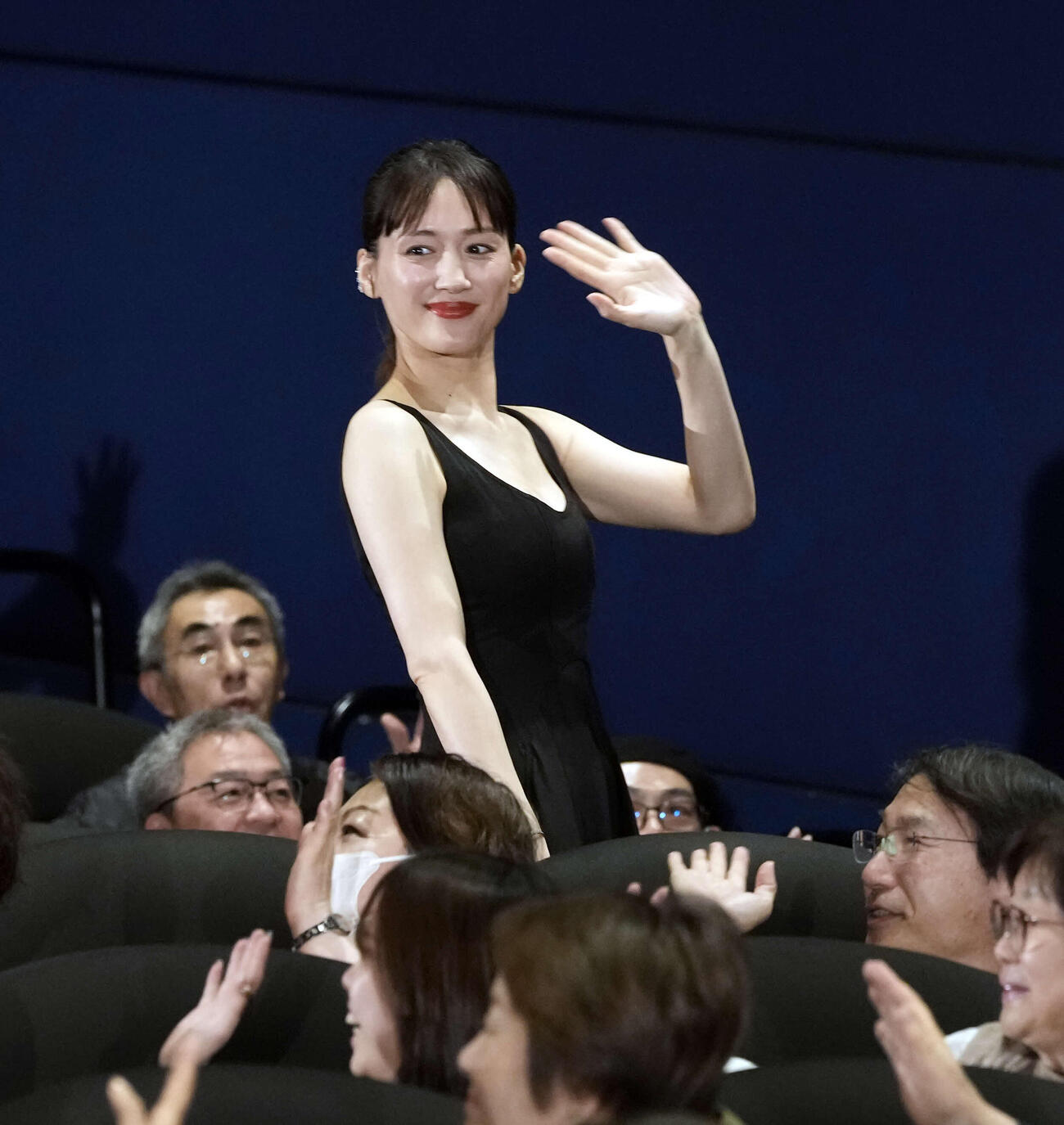 映画「人はなぜラブレターを書くのか」初日舞台あいさつに登壇し手を振る綾瀬はるか（撮影・小島史椰）