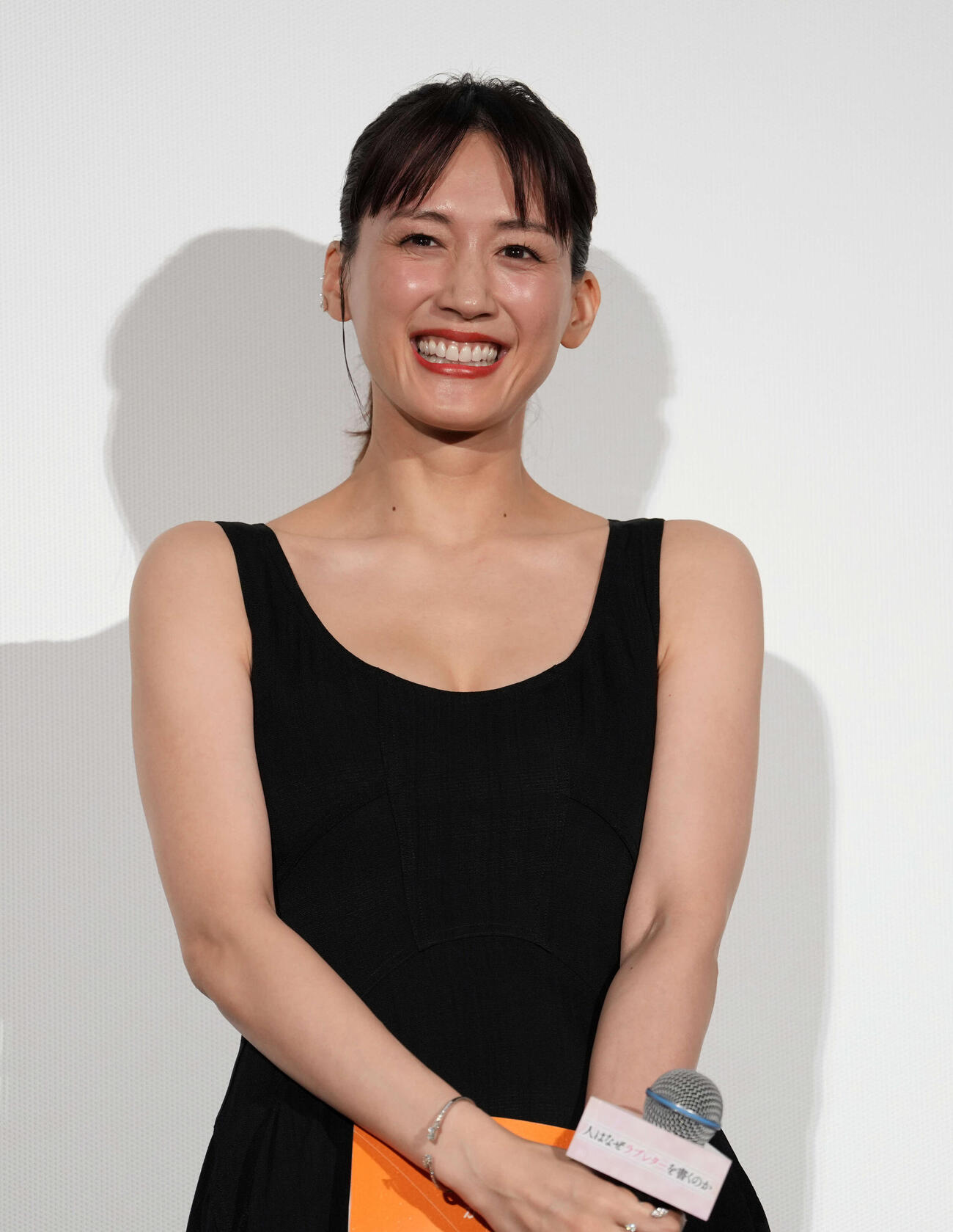 映画「人はなぜラブレターを書くのか」初日舞台あいさつに登壇し笑顔を見せる綾瀬はるか（撮影・小島史椰）