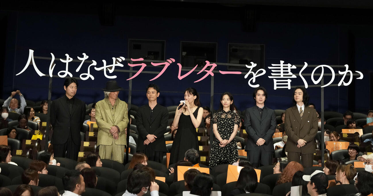 映画「人はなぜラブレターを書くのか」初日舞台あいさつに登壇する、左から石井裕也監督、佐藤浩市、妻夫木聡、綾瀬はるか、當真あみ、細田佳央太、菅田将暉（撮影・小島史椰）