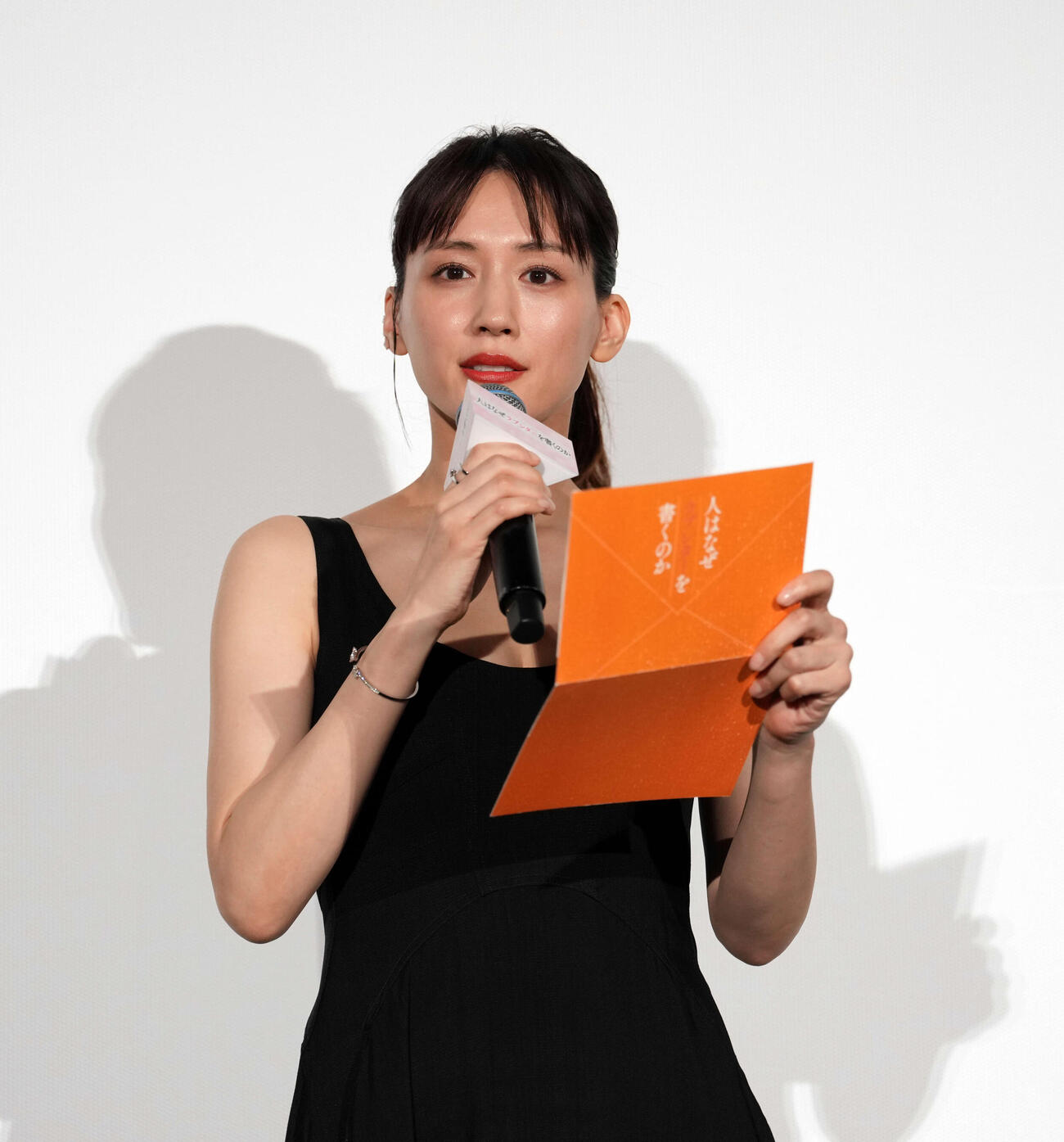 映画「人はなぜラブレターを書くのか」初日舞台あいさつに登壇し映画の感想を読み上げる綾瀬はるか（撮影・小島史椰）