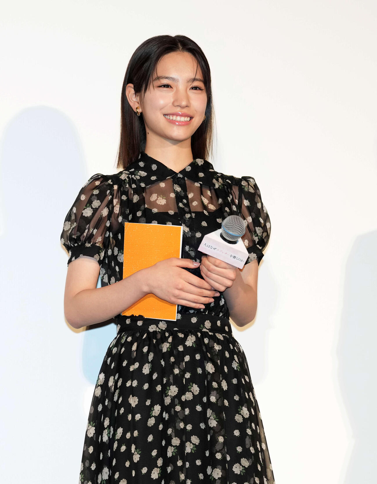 映画「人はなぜラブレターを書くのか」初日舞台あいさつに登壇する當真あみ（撮影・小島史椰）