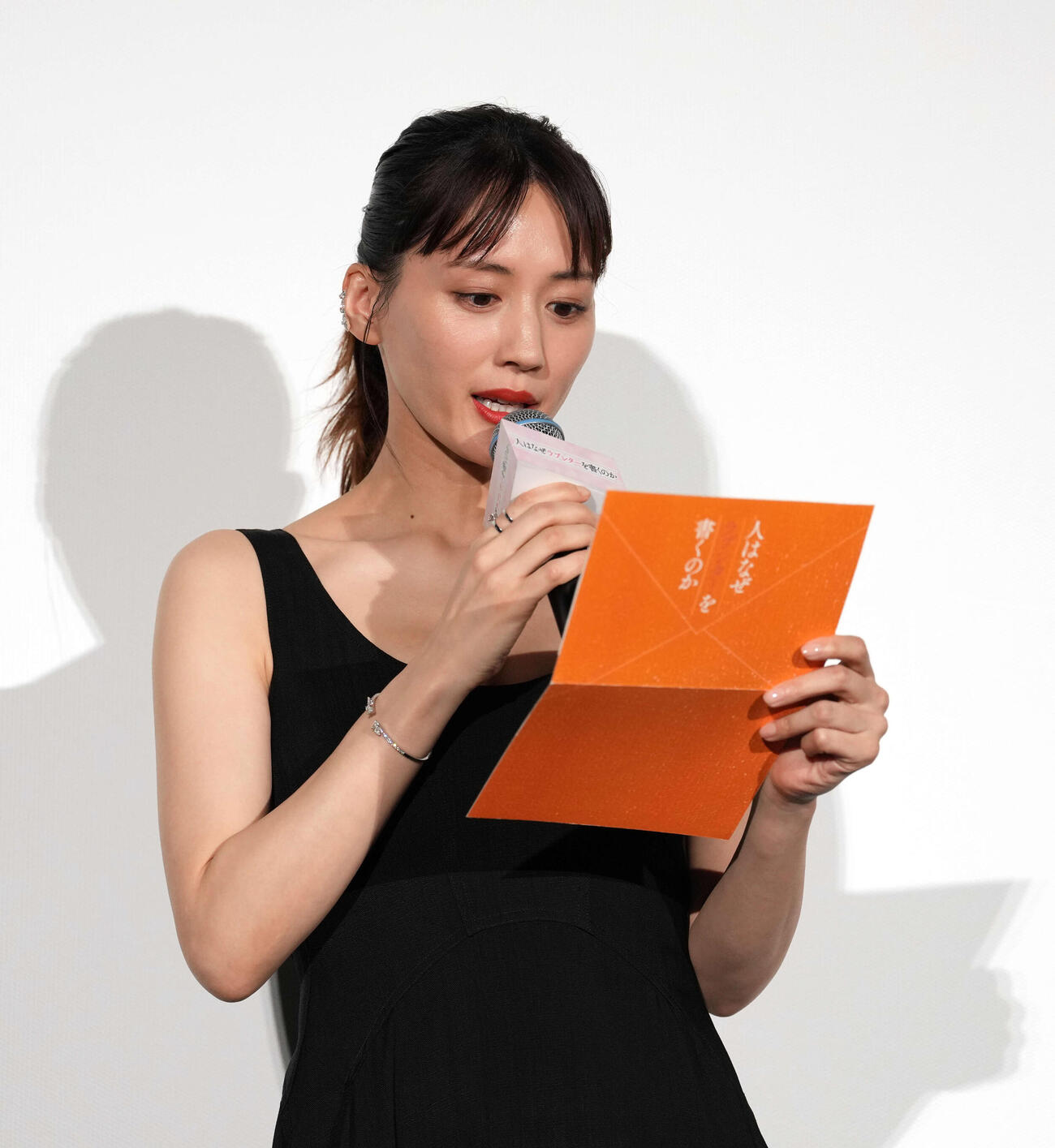 映画「人はなぜラブレターを書くのか」初日舞台あいさつに登壇し映画の感想を読み上げる綾瀬はるか（撮影・小島史椰）