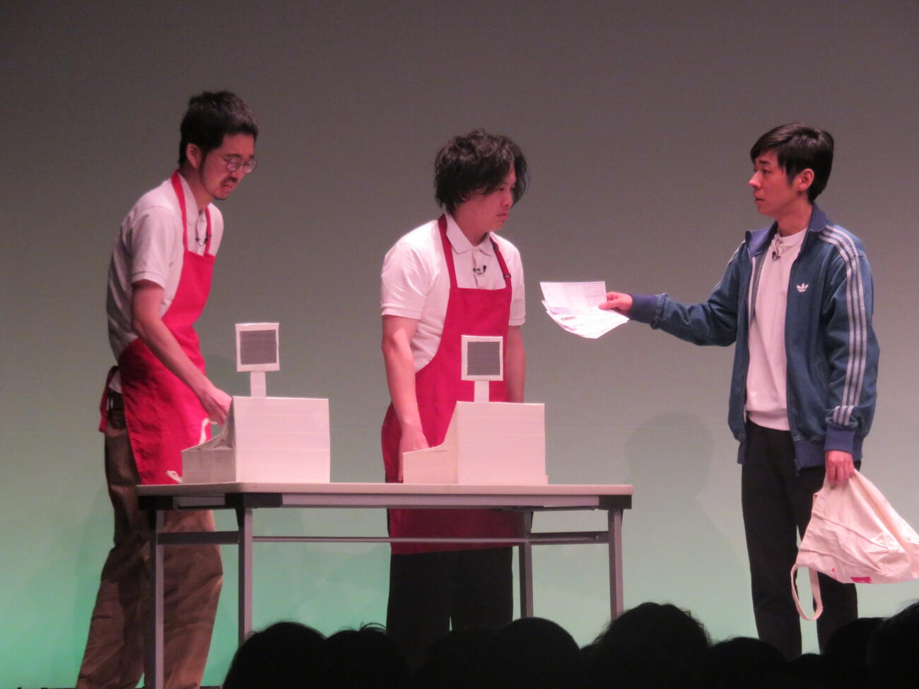 疲れ切ったアルバイト役の櫻田佑（左）と店長役のお抹茶（中）に公共料金の支払い5件を頼む客役の森本慎太郎