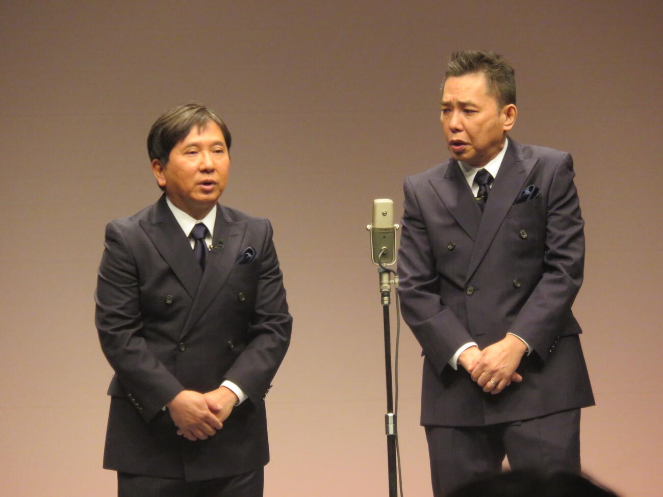 爆笑問題の田中裕二（左）と太田光