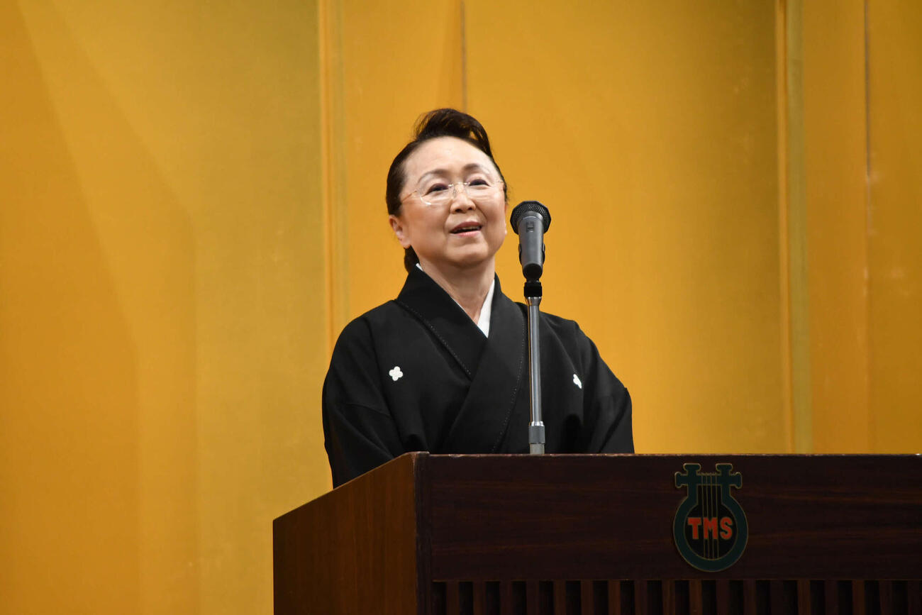宝塚音楽学校入学式で、宝塚歌劇団生徒代表祝辞を述べた専科の京三紗（撮影・阪口孝志）