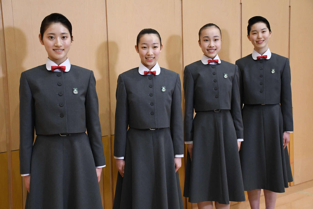 宝塚音楽学校に入学した114期の左から、西前比草さん、川村柚葉さん、多川結莉さん、森本あづみさん（撮影・阪口孝志）