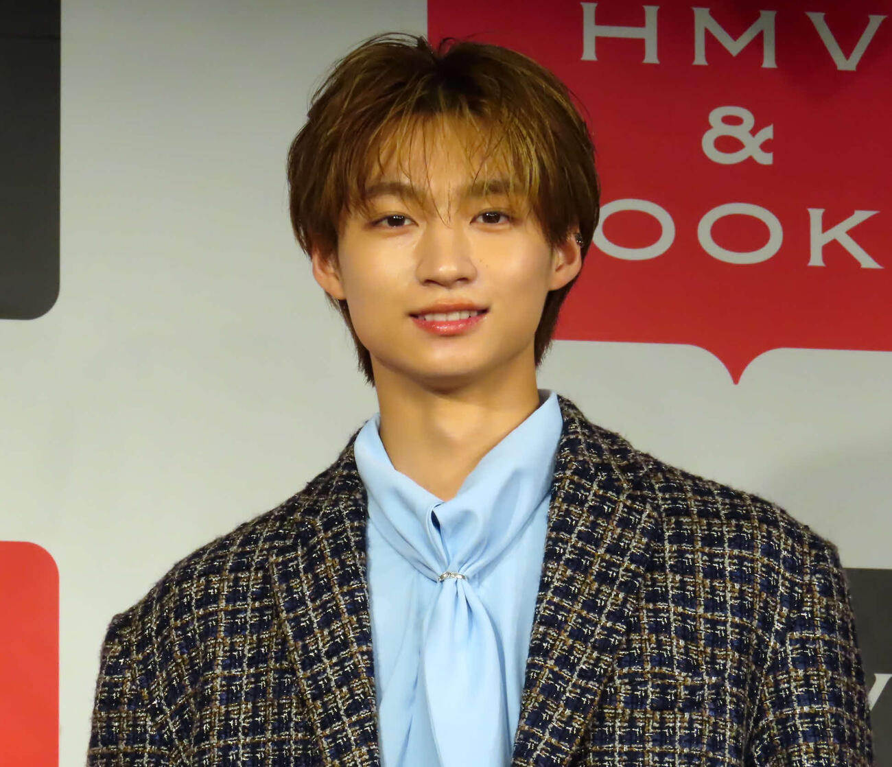 1st写真集「遊色」発売記念イベントを開催した志賀李玖