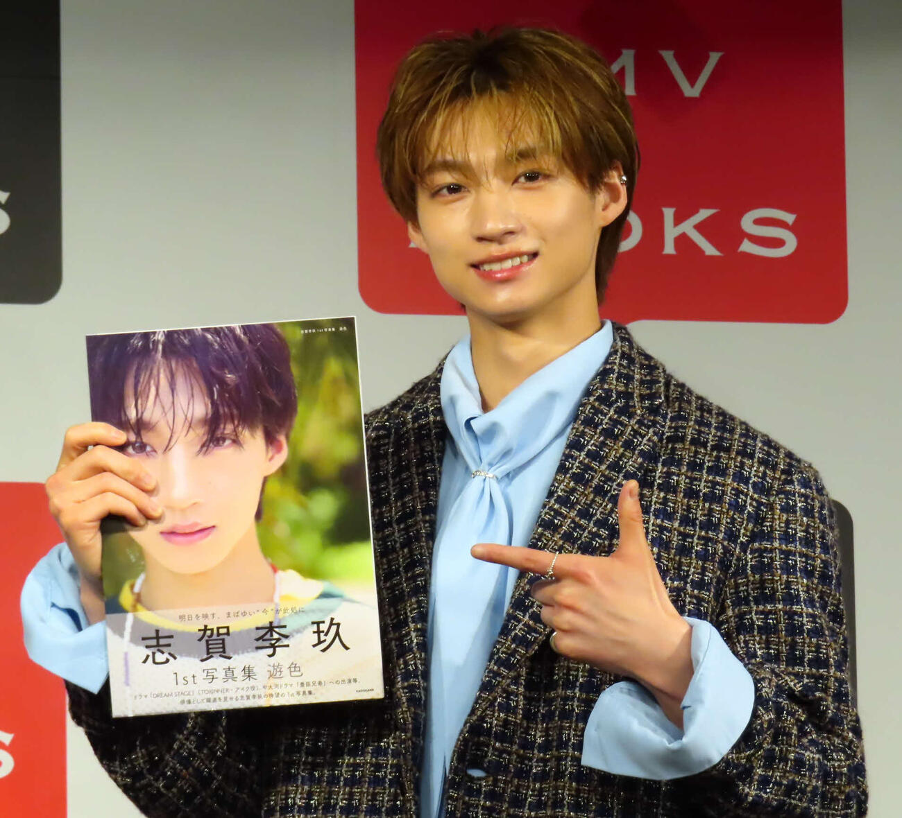 1st写真集「遊色」発売記念イベントを開催した志賀李玖