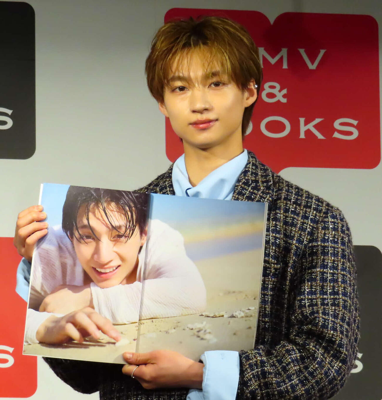 1st写真集「遊色」発売記念イベントを開催した志賀李玖